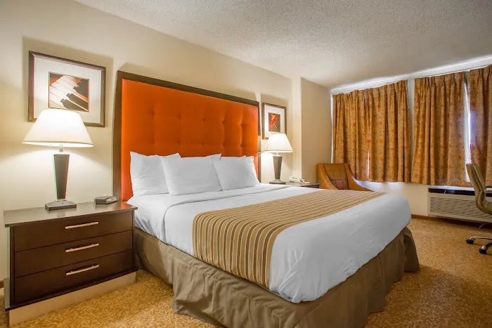Econo Lodge Inn & Suites 4