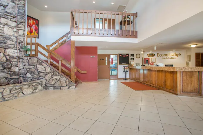 Econo Lodge Inn & Suites 4