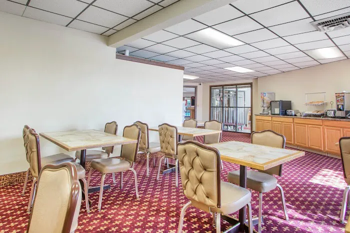Econo Lodge Inn & Suites 4