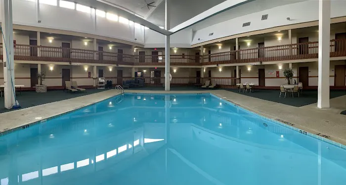 Econo Lodge Inn & Suites 4