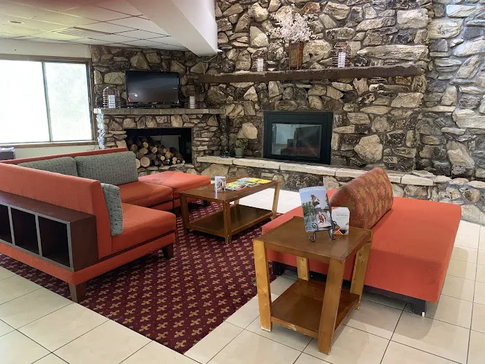 Econo Lodge Inn & Suites 4