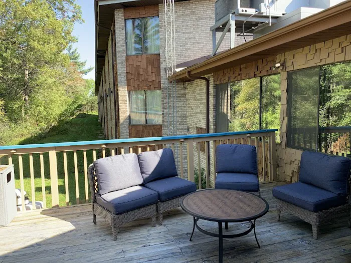 Econo Lodge Inn & Suites 4
