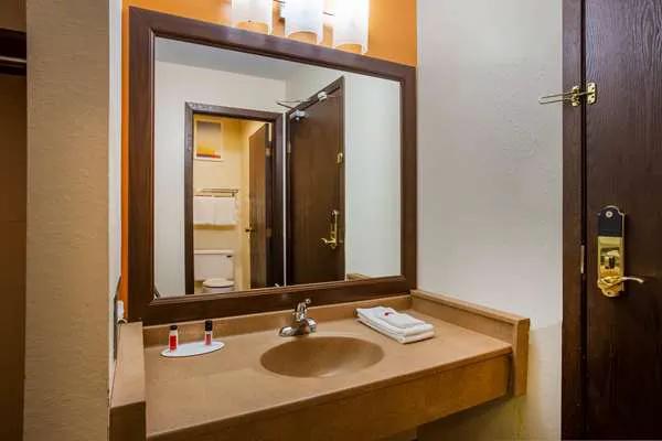 Days Inn & Suites by Wyndham Stevens Point 4