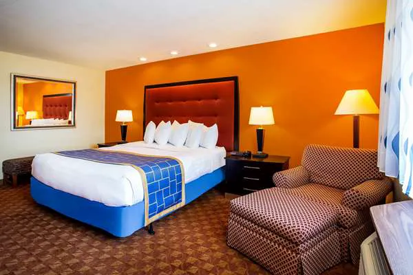 Days Inn & Suites by Wyndham Stevens Point 4