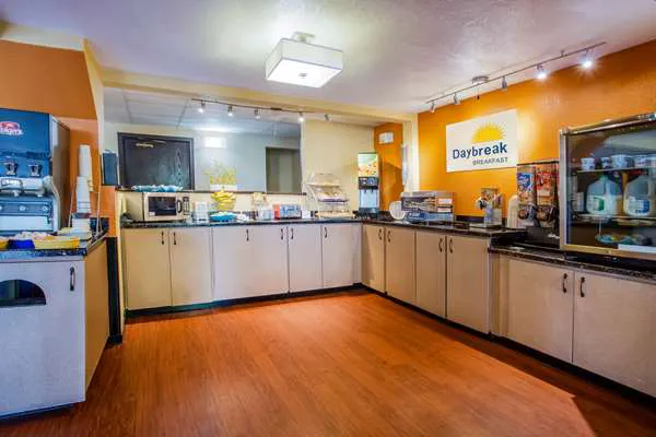 Days Inn & Suites by Wyndham Stevens Point 4