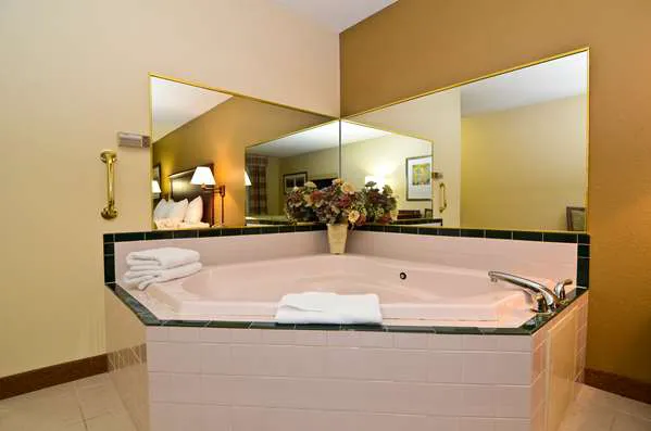 Country Inn & Suites by Radisson, Stevens Point, WI 4