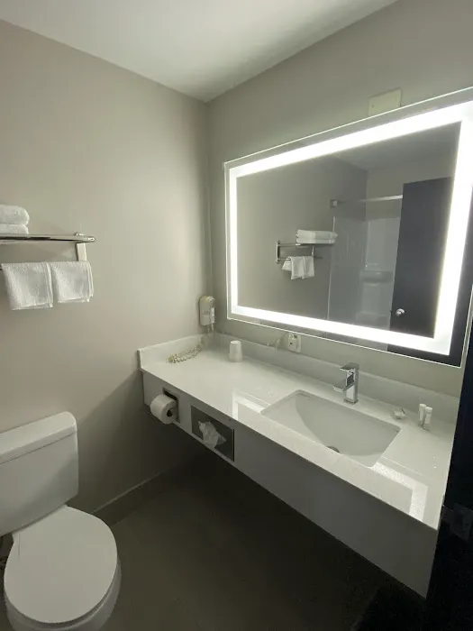 Baymont by Wyndham Oshkosh Airport 4