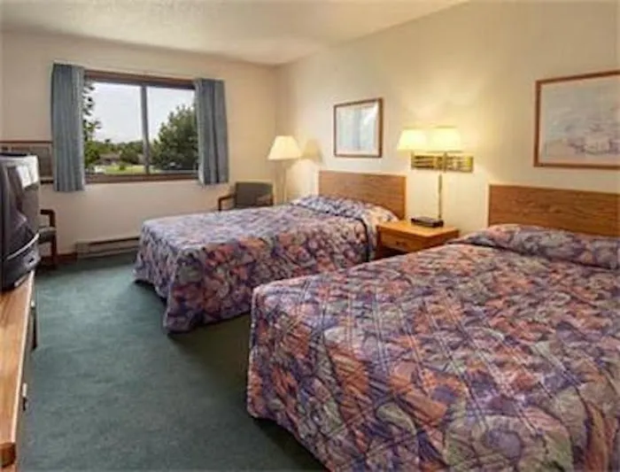 Baymont by Wyndham Oshkosh Airport 4