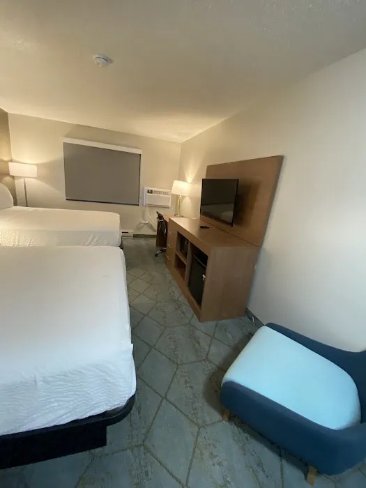 Baymont by Wyndham Oshkosh Airport 4