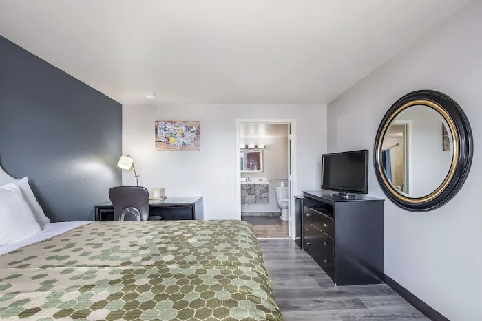 Econo Lodge Neenah 4