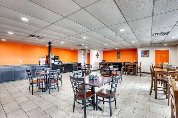 Econo Lodge Neenah 4