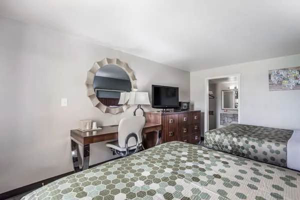 Econo Lodge Neenah 4