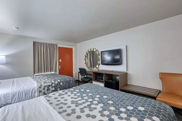Econo Lodge Neenah 4