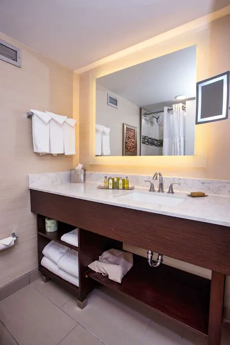 DoubleTree by Hilton Neenah 4