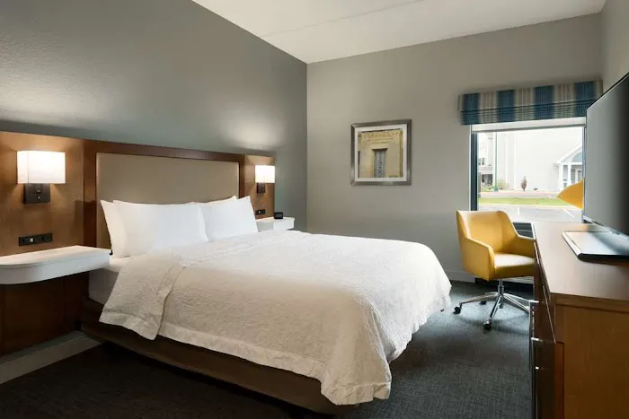 Hampton Inn Appleton-Fox River Mall Area 4