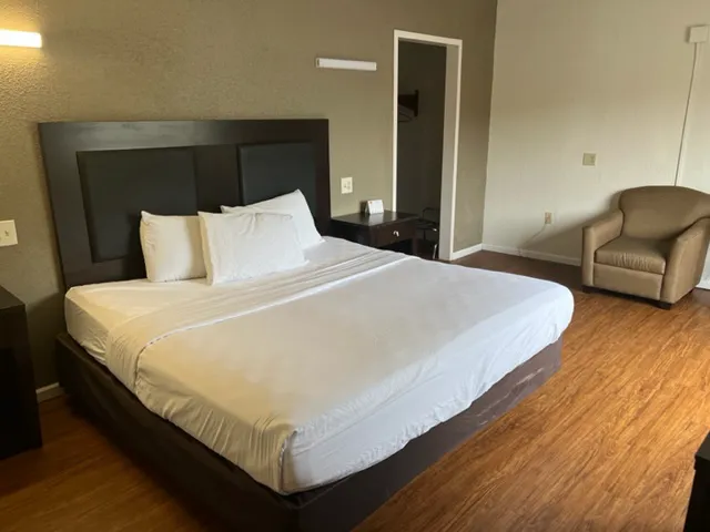 Posh Inn & Suites 4