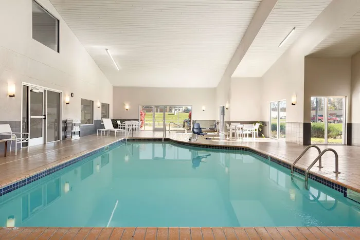 Country Inn & Suites by Radisson, Platteville, WI 4