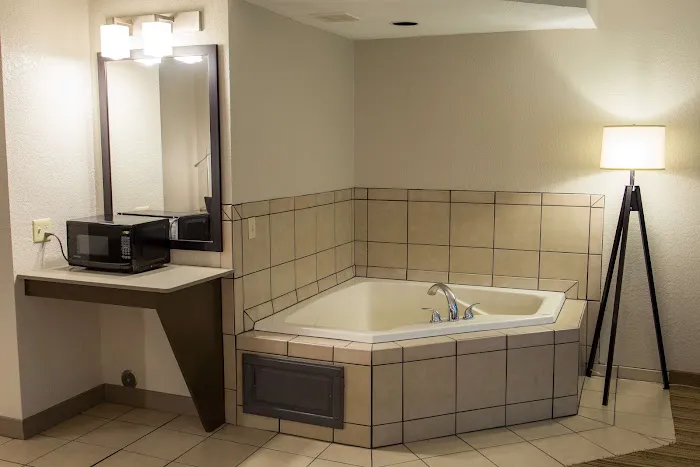 Country Inn & Suites by Radisson, Platteville, WI 4