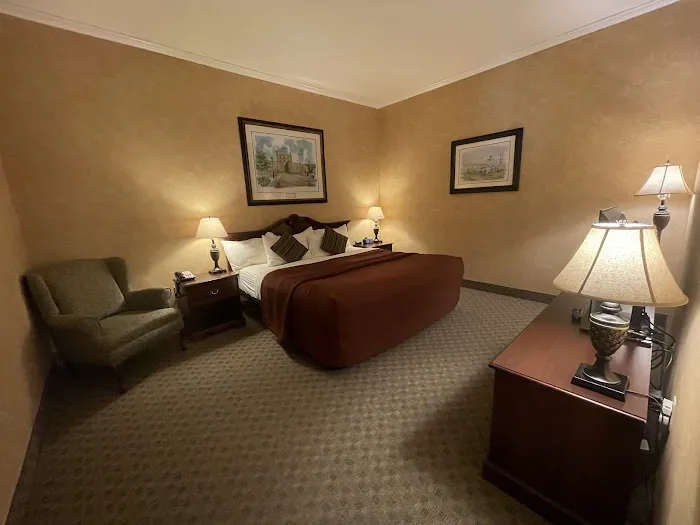 Irish Cottage Inn & Suites 4
