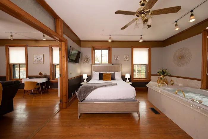 Riverboat Suites 4