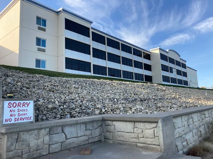 Off Shore Inn & Suites 4