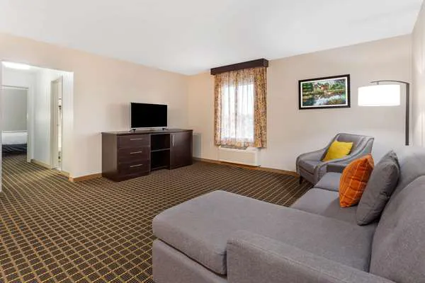 La Quinta Inn & Suites by Wyndham Rockford 4