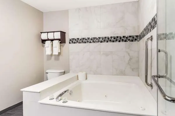 La Quinta Inn & Suites by Wyndham Rockford 4