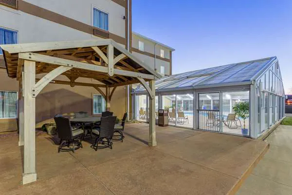 La Quinta Inn & Suites by Wyndham Rockford 4