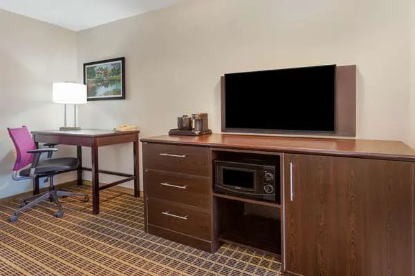 La Quinta Inn & Suites by Wyndham Rockford 4