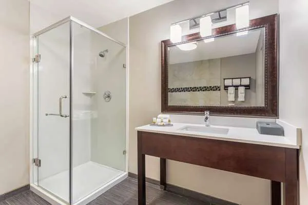 La Quinta Inn & Suites by Wyndham Rockford 4