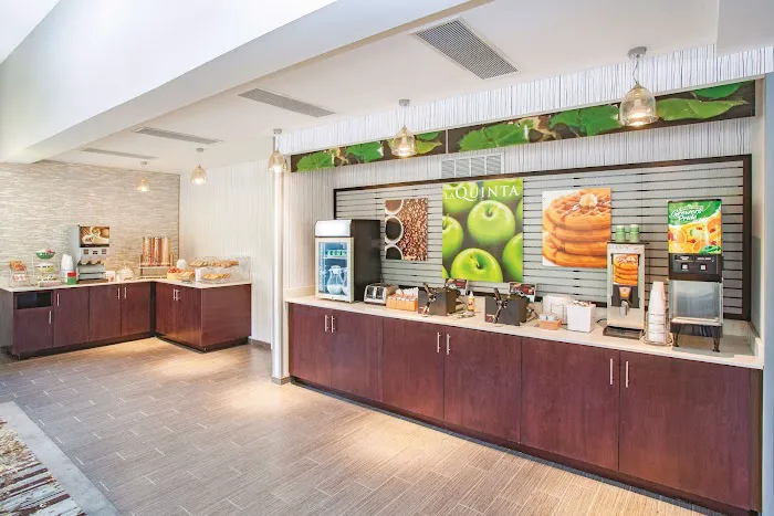 La Quinta Inn & Suites by Wyndham Rockford 4