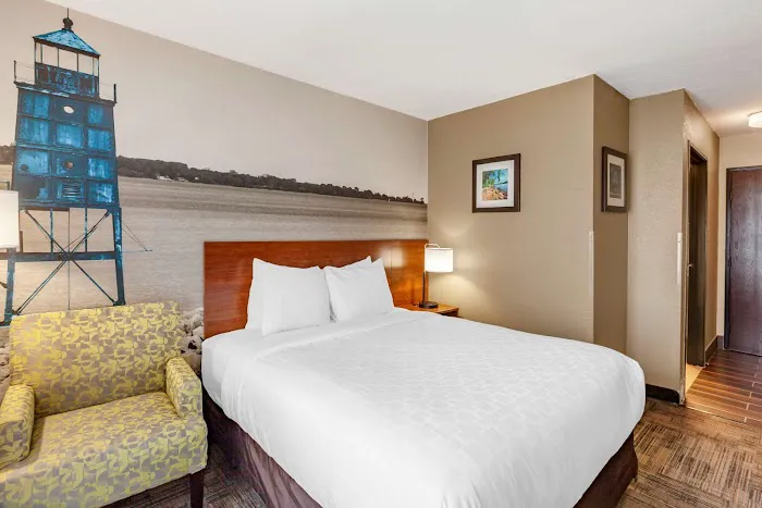 Clarion Pointe Racine - Mount Pleasant 4