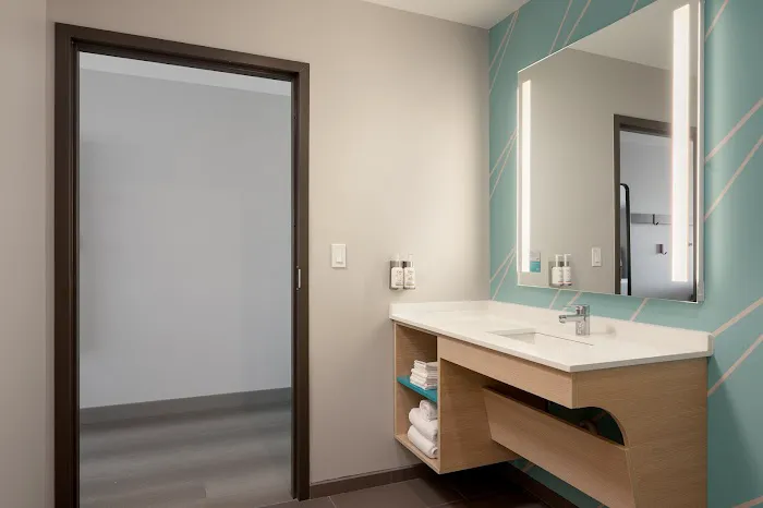 avid hotel Oak Creek by IHG 4