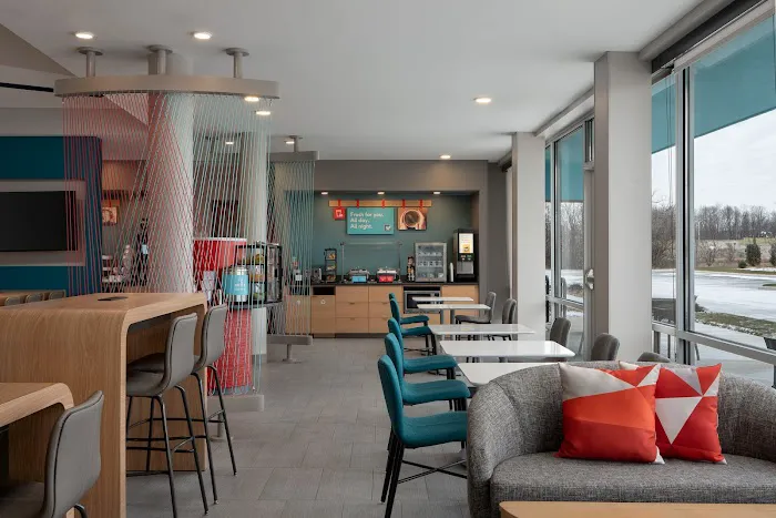 avid hotel Oak Creek by IHG 4