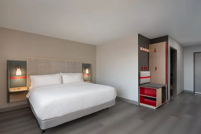 avid hotel Oak Creek by IHG 4