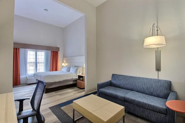 Holiday Inn Express & Suites Milwaukee Airport by IHG 5