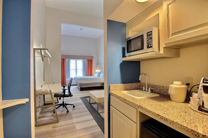 Holiday Inn Express & Suites Milwaukee Airport by IHG 5