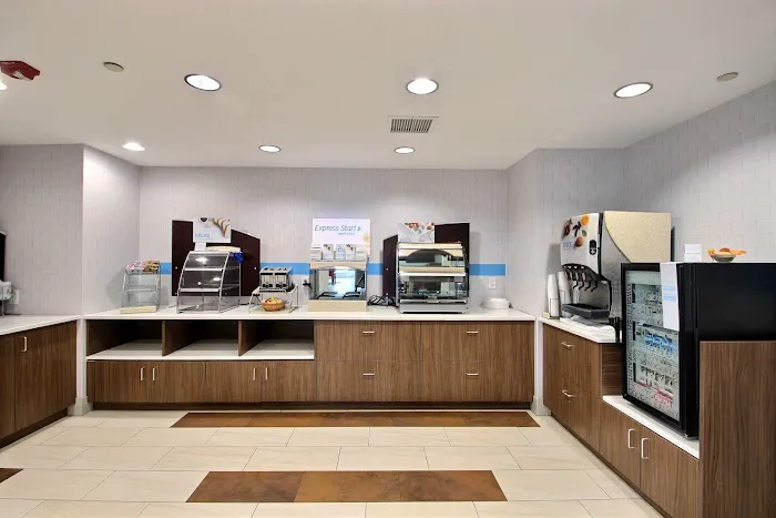 Holiday Inn Express & Suites Milwaukee Airport by IHG 5