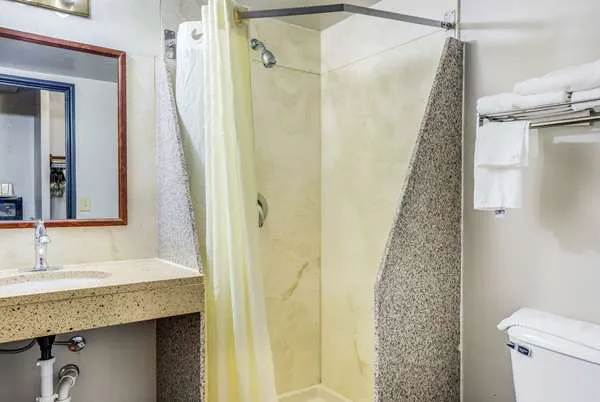 Econo Lodge Milwaukee Airport 5