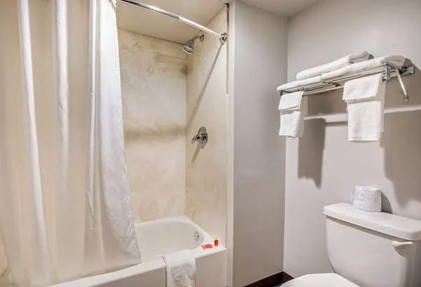 Econo Lodge Milwaukee Airport 5