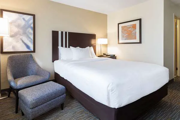 Wingate by Wyndham Gurnee 4