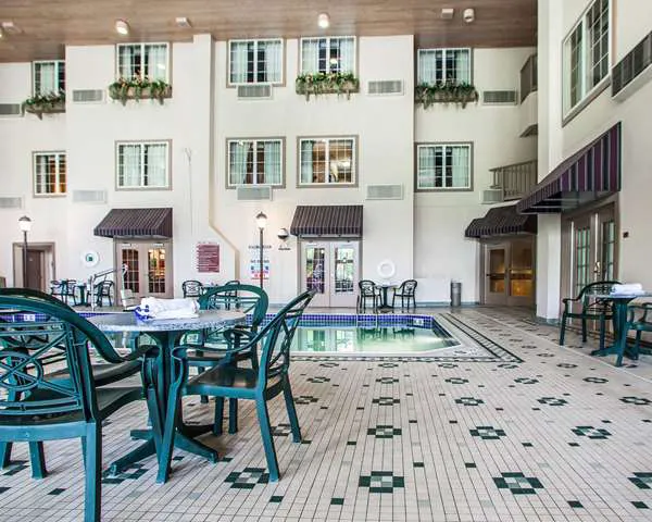 Comfort Suites Milwaukee Airport 4