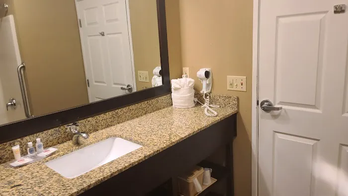 Comfort Suites Milwaukee Airport 4