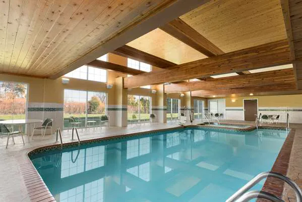Country Inn & Suites by Radisson, Milwaukee Airport, WI 5