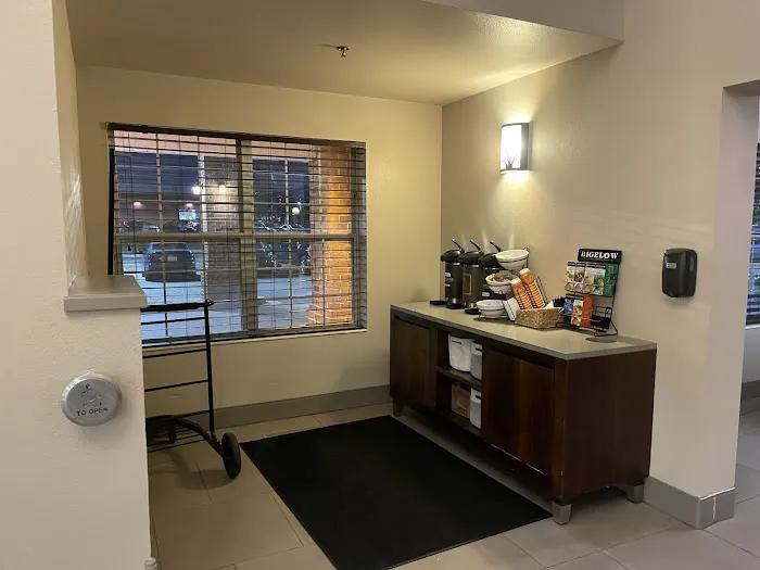 Country Inn & Suites by Radisson, Milwaukee Airport, WI 5