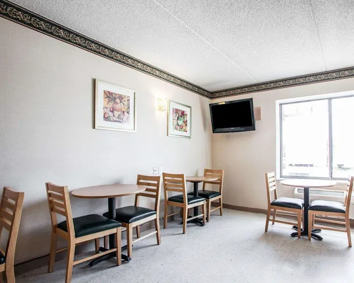 Rodeway Inn & Suites Milwaukee Airport 5