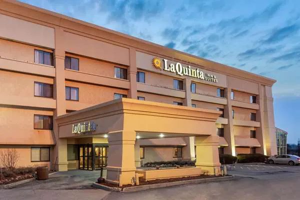 La Quinta Inn & Suites by Wyndham Chicago Gurnee 4