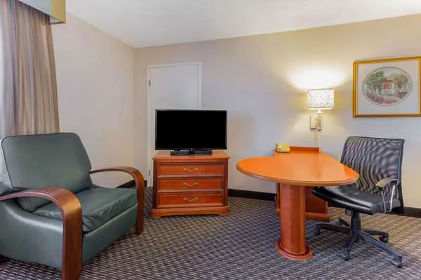 La Quinta Inn & Suites by Wyndham Chicago Gurnee 4