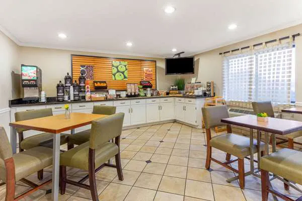 La Quinta Inn & Suites by Wyndham Chicago Gurnee 4