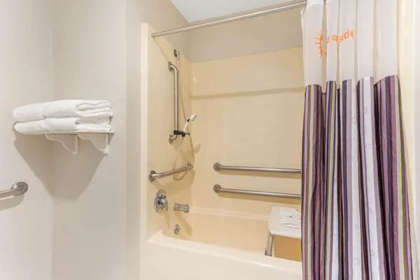 La Quinta Inn & Suites by Wyndham Chicago Gurnee 4